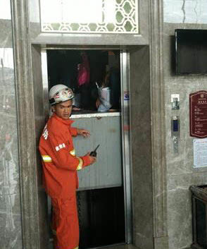 怀集一酒店电梯突发故障致8人被困，消防官兵火速驰援成功解救